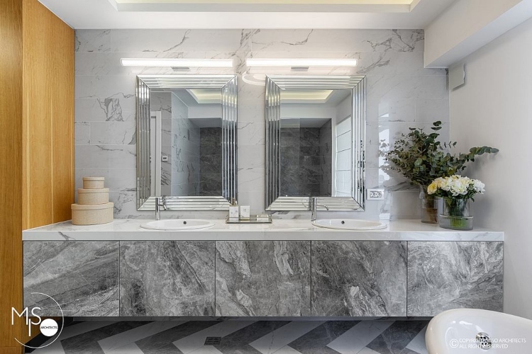  Moderno kupatilo kombinuje elemente od mermera sa drvenim detaljima