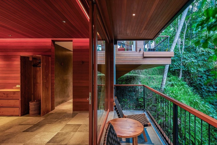  Pogled na otvoren prostor kuće od drveta u srcu tropske šume