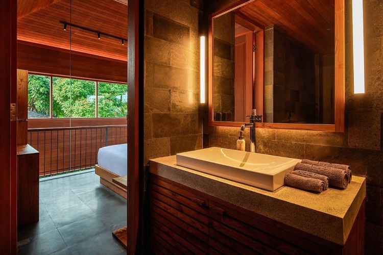  Pogled na kupatilo drvene kuće izgrađene u tropskom stilu