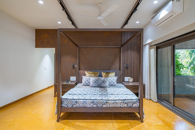  Velika moderna spavaća soba sa podom od tvrdog drveta u svetloj boji