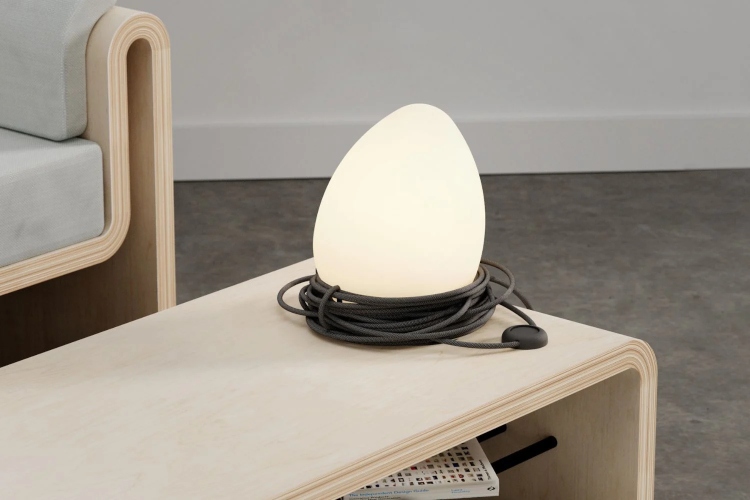  Moderna lampa u obliku jajeta koje je smešteno u gnezdu od kablova