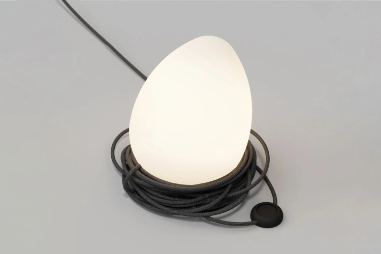  Moderna lampa u obliku jajeta ušuškana je u svom gnezdu od kabla