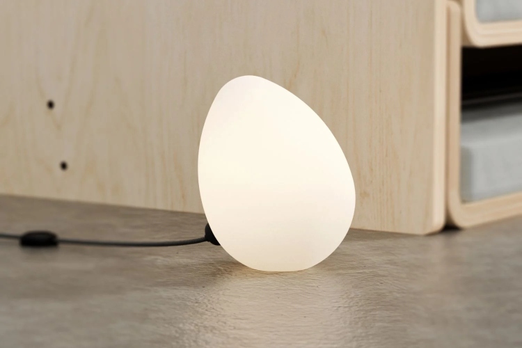  Moderna lampa u obliku jajeta obezbeđuje toplu opalnu svetlost