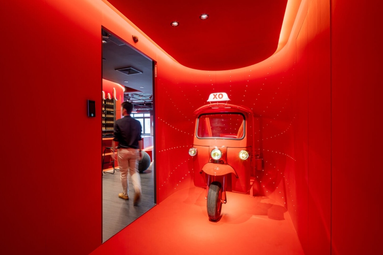  Hodnik sa zanimljivim elementima dizajna kompletno je obojen u crvenu boju