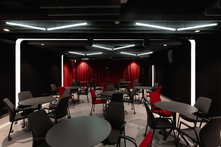  Pogled na konferencijske sale u kombinaciji crne i crvene boje