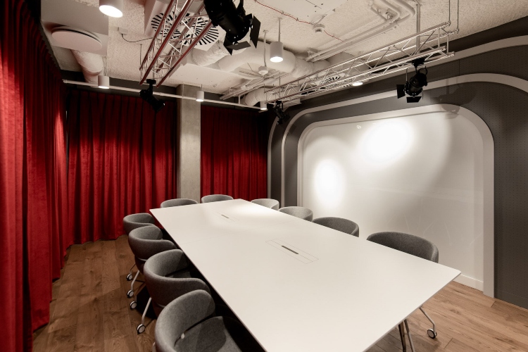  Kancelarije imaju velike crvene zavese kako bi asocirale atmosferu pozorišta