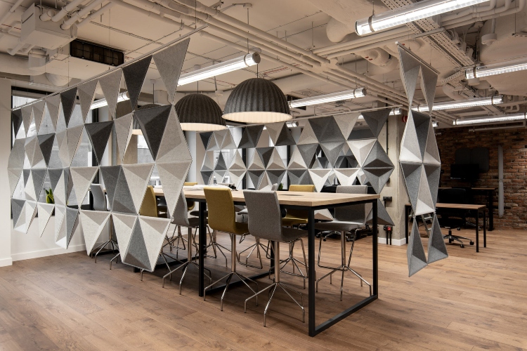  Udobne i dobro osvetljenje radne zone velike kancelarije dizajnirane poput pozorišta