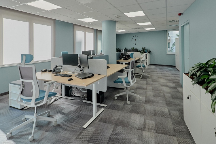  Kancelarijski prostor je dobro osvetljen i definisan podesivim stolovima