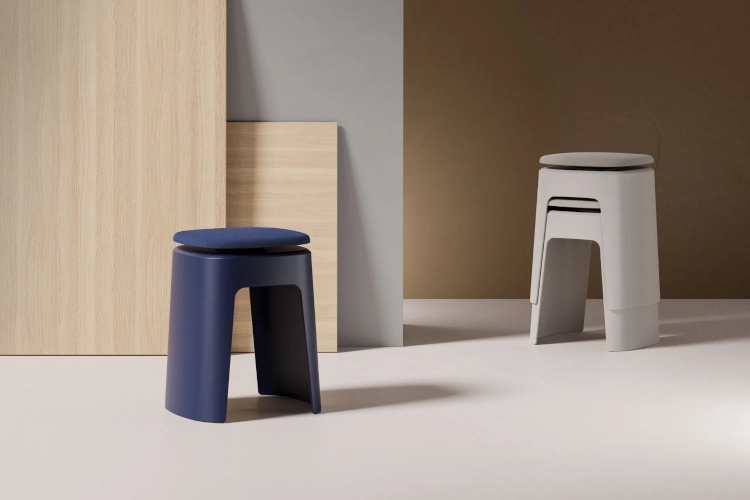  Minimalistička ergonomska održiva stolica u plavoj i beloj boji