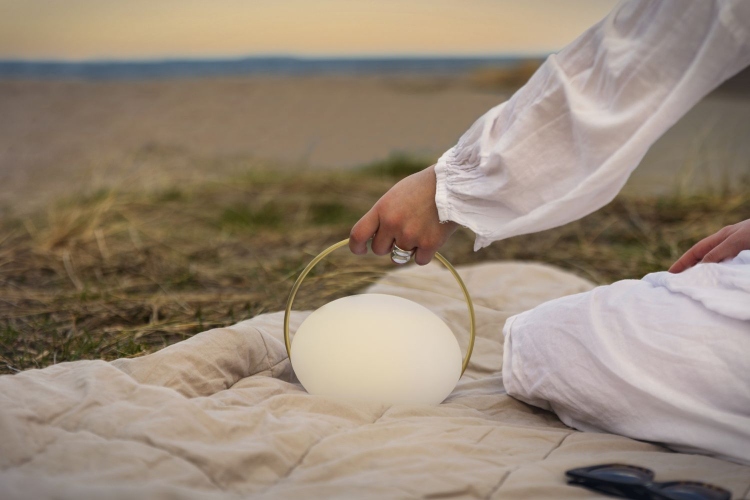  Prenosiva lampa koja podseća na Mesec se može koristiti i na otvorenom