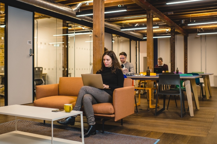  Moderna kancelarija u industrijskom stilu ima dovoljno zasebnih zona za sve zaposlene
