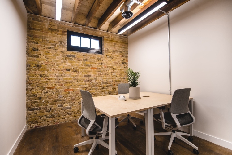  Moderna kancelarija u industrijskom stilu sa akcentnim zidom od cigle