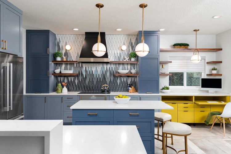  Moderna kuhinja sa plavim kuhinjskim ormarićima i žutim akcentima