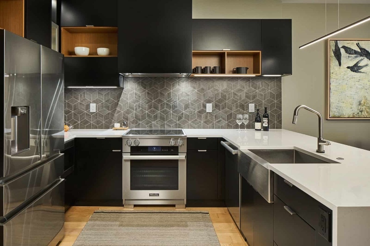  Moderna elegantna kuhinja sa crno-belim i sivim elementima