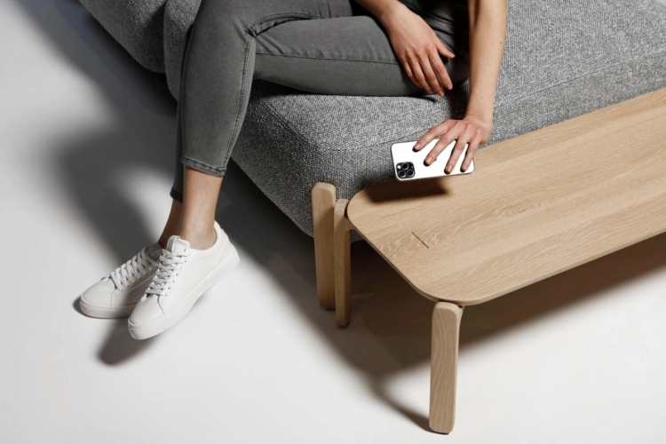  Modularna sofa ima drvene noge i delove koji se mogu koristiti za odlaganje stvari
