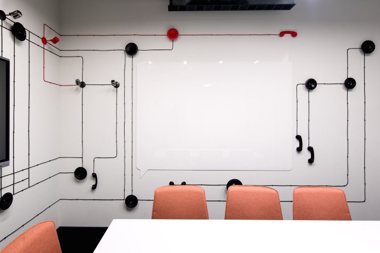  Slušalice na zidovima predstavljaju kreativno rešenje za dizajniranje kancelarije