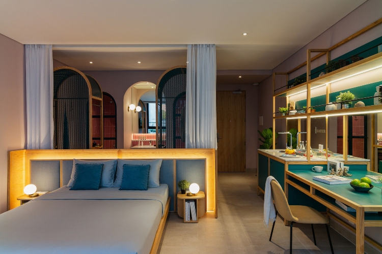  Hotelska soba ispunjena nameštajem i akcentima u živopisnim bojama