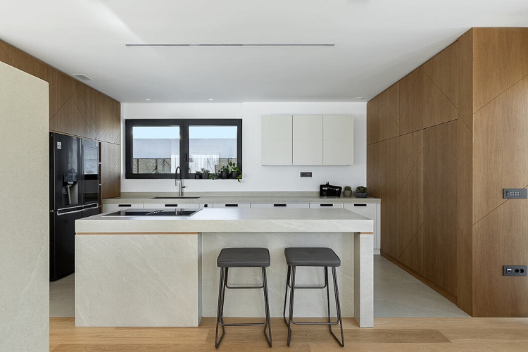  Udobna kuhinja u modernom stilu predstavlja kombinaciju drvenih elemenata i bele boje