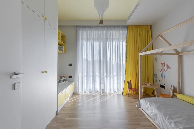  Udobna dečja soba u beloj boji sa žutim akcentima