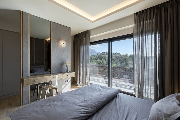  Udobna spavaća soba sa velikim bračnim krevetom i panoramskim prozorima