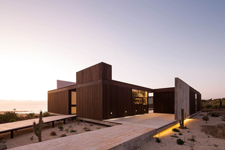  Moderna prizemna kuća na obali mora koristi sve prednosti svoje lokacije