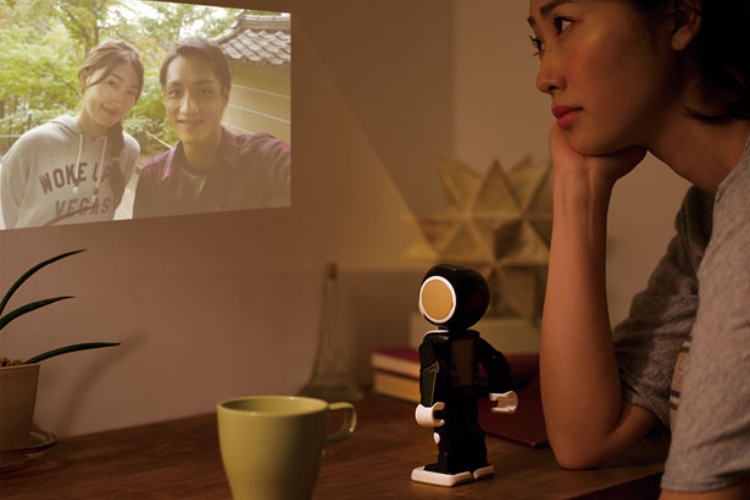  Robohon kućni robot može prikazivati vaše porodične fotografije