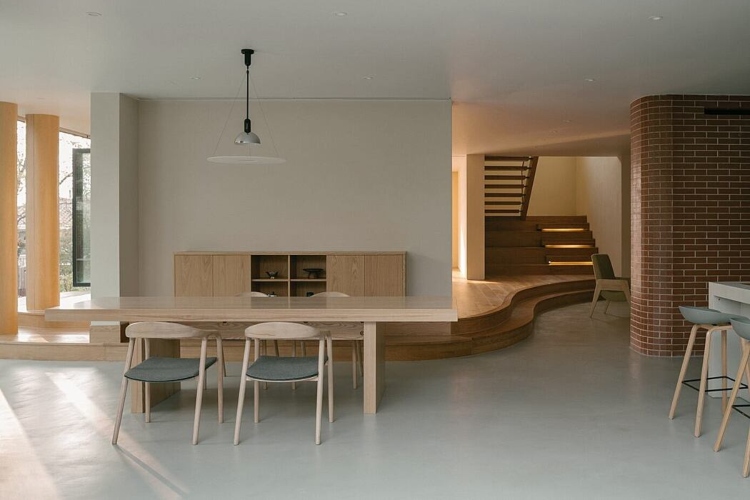 Udoban enterijer u minimalističkom stilu kombinuje drveni nameštaj sa belom bojom zidova