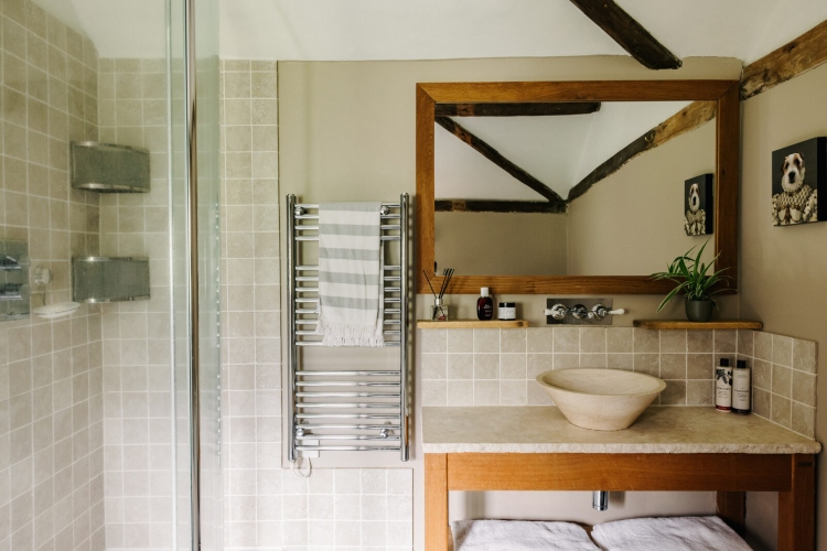  Kupatilo opremljeno u tradicionalnom stilu sa velikim ogledalom