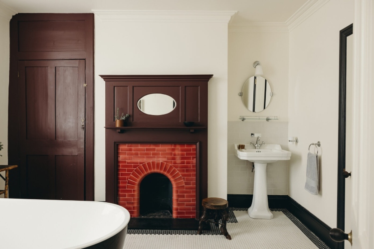  Kupatilo opremljeno u tradicionalnom stilu sa kaminom i drvenim elementima