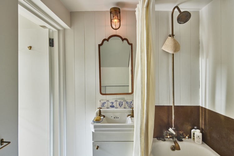  Kupatilo opremljeno u tradicionalnom stilu u nežnim bledim nijansama