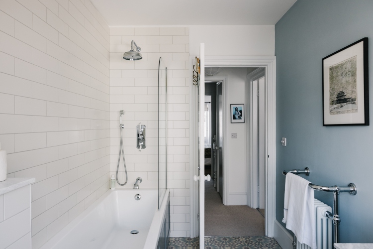  Kupatilo opremljeno u tradicionalnom stilu sa plavim akcentnim zidom