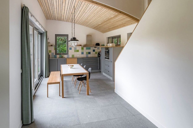  Udoban trpezarijski prostor moderne i održive kućice u šumi