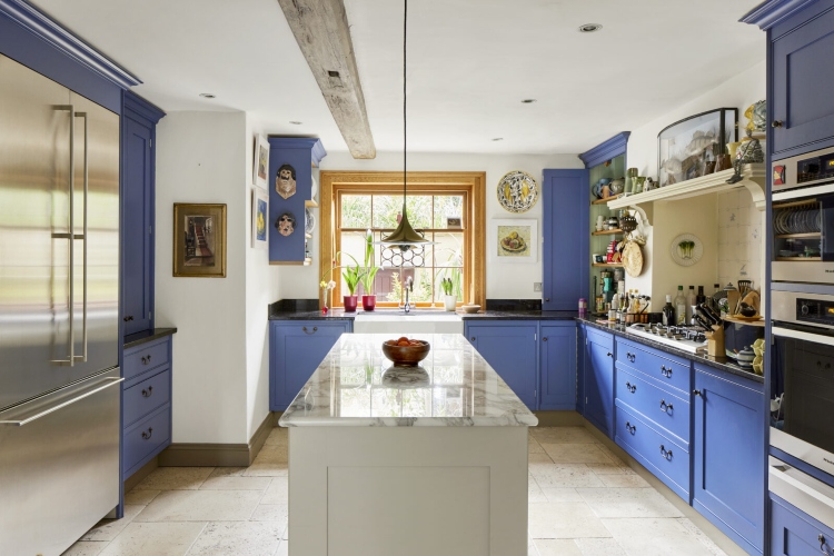  Kuhinja opremljena u tradicionalnom stilu opremljena plavim ormarićima