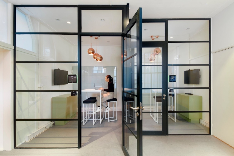  Moderna kancelarija ima velike staklene panele kako bi bolje razdvojila radne zone
