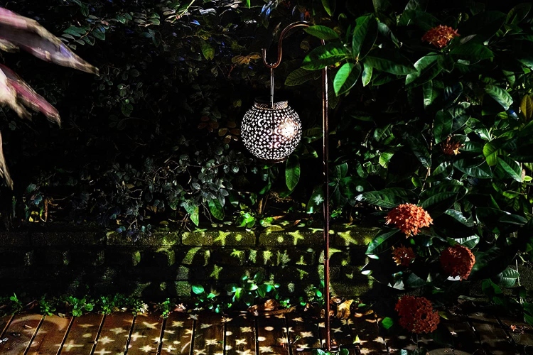  Viseća dekorativna lampa od metala prošarana motivima nebeskih tela