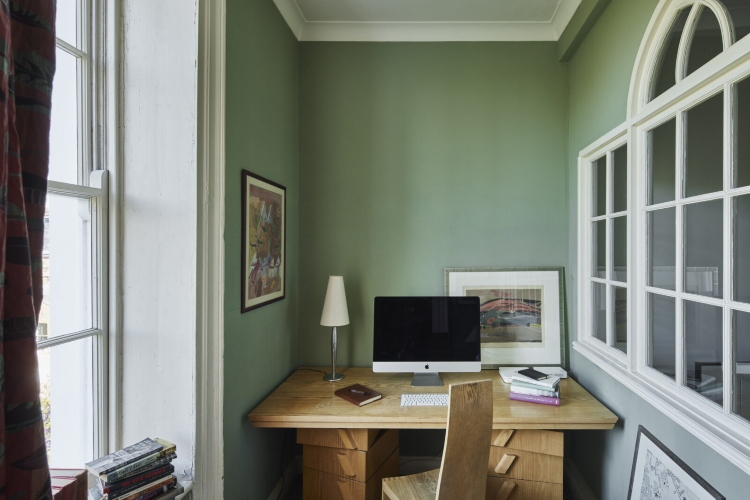  Udobna kućna kancelarija u tradicionalnom stilu sa zelenim zidovima