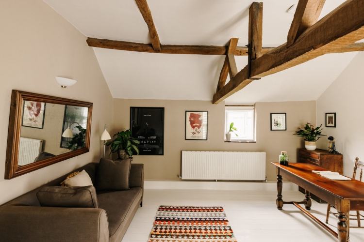 Udobna kućna kancelarija u tradicionalnom stilu sa izloženim drvenim gredama