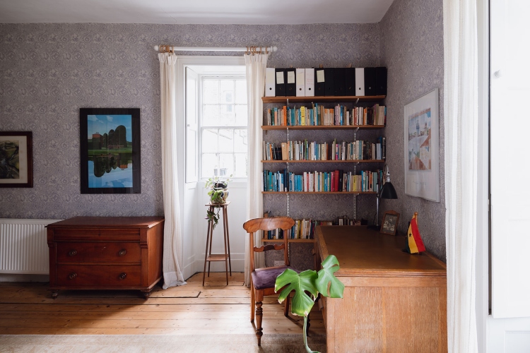  Udobna kućna kancelarija u tradicionalnom stilu sa zidovima u boji lavande