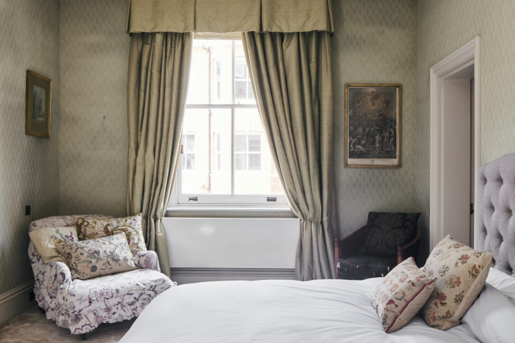  Udobna spavaća soba u tradicionalnom stilu u nežnim krem nijansama