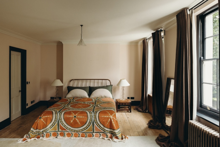  Udobna spavaća soba u tradicionalnom stilu sa bračnim krevetom od kovanog gvožđa