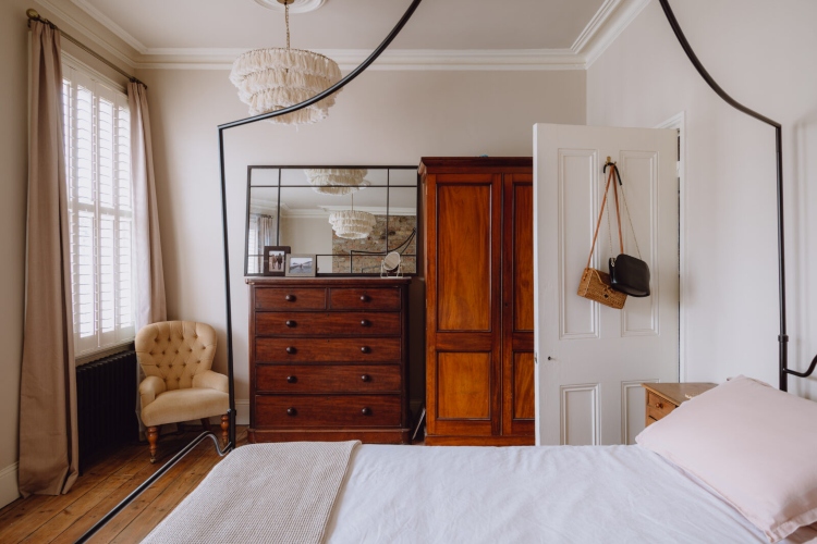  Udobna spavaća soba u tradicionalnom stilu sa drvenim komadima nameštaja