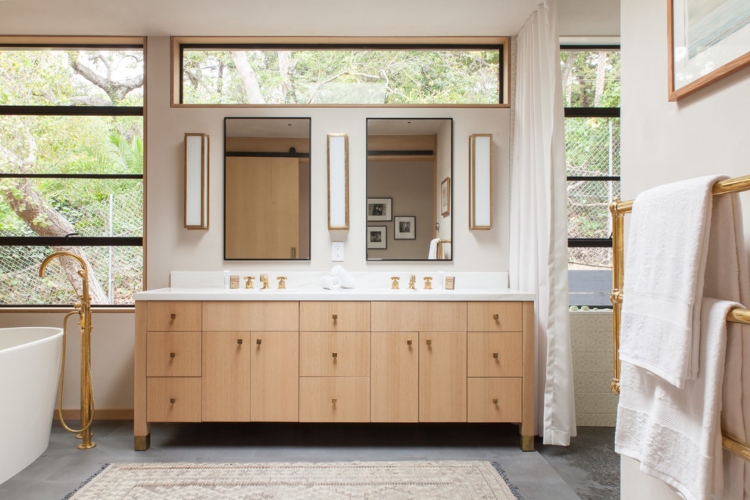  Kupatilo opremljeno u skandinavskom stilu sa drvenim ormarićima i duplim ogledalom