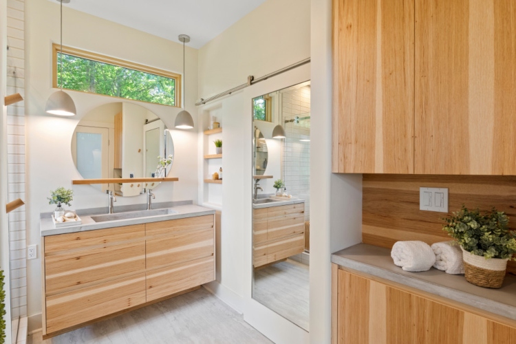  Kupatilo opremljeno u skandinavskom stilu sa drvenim nameštajem