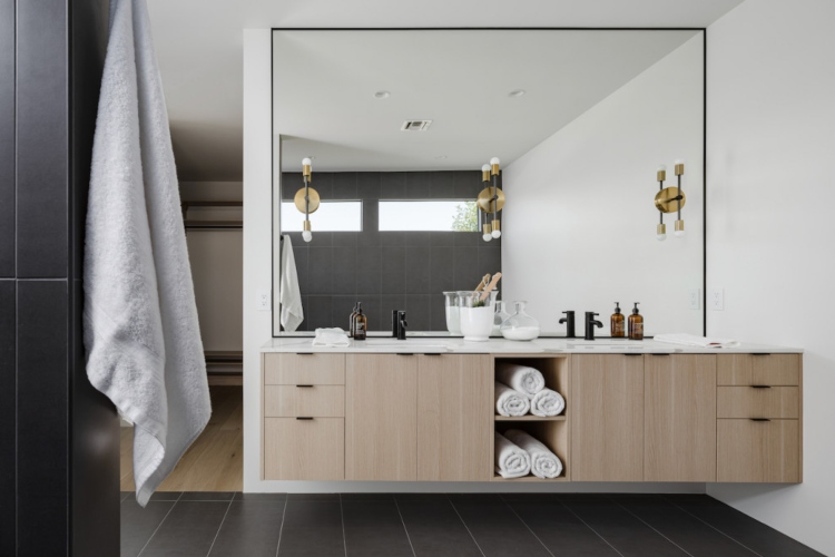  Kupatilo opremljeno u skandinavskom stilu sa ogledalom na pola zida