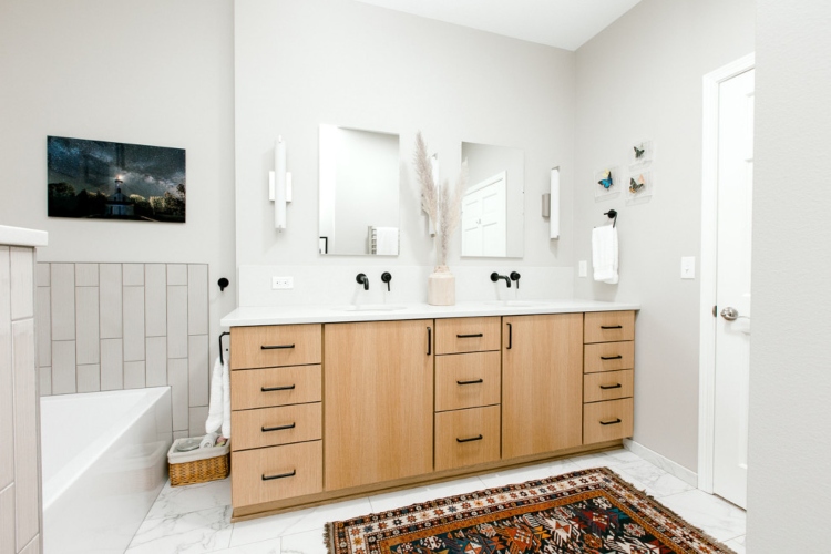  Kupatilo opremljeno u skandinavskom stilu sa belim zidovima i drvenim ormarićima