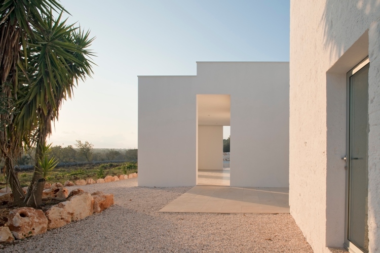  Dizajn prizemne kuće od kamena trudi se da maksimalno spoji zgradu sa okolnom prirodom