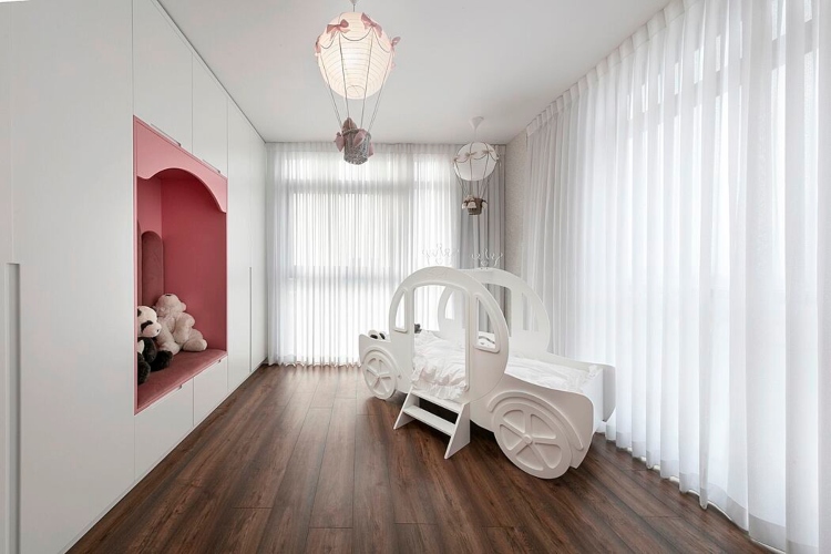  Udobna i dobro osvetljena dečja spavaća soba za devojčicu