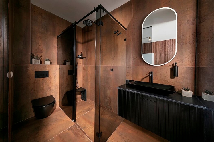  Luksuzno kupatilo sa elegantnim ormarićima u tamnijim nijansama braon boje