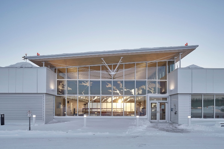 celik-i-drvo-ucestvuju-u-gradnji-terminala-kanadskog-aerodroma 