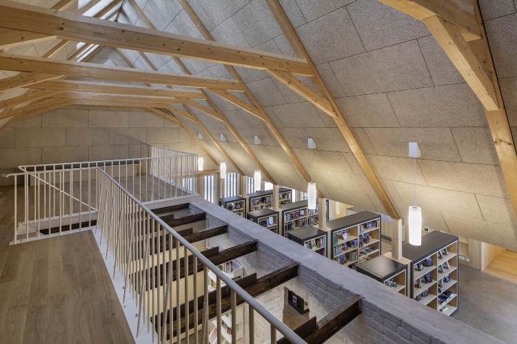  Biblioteku karakterišu veliki krovni prozori koji pružaju prostoru neverovatnu svetlost